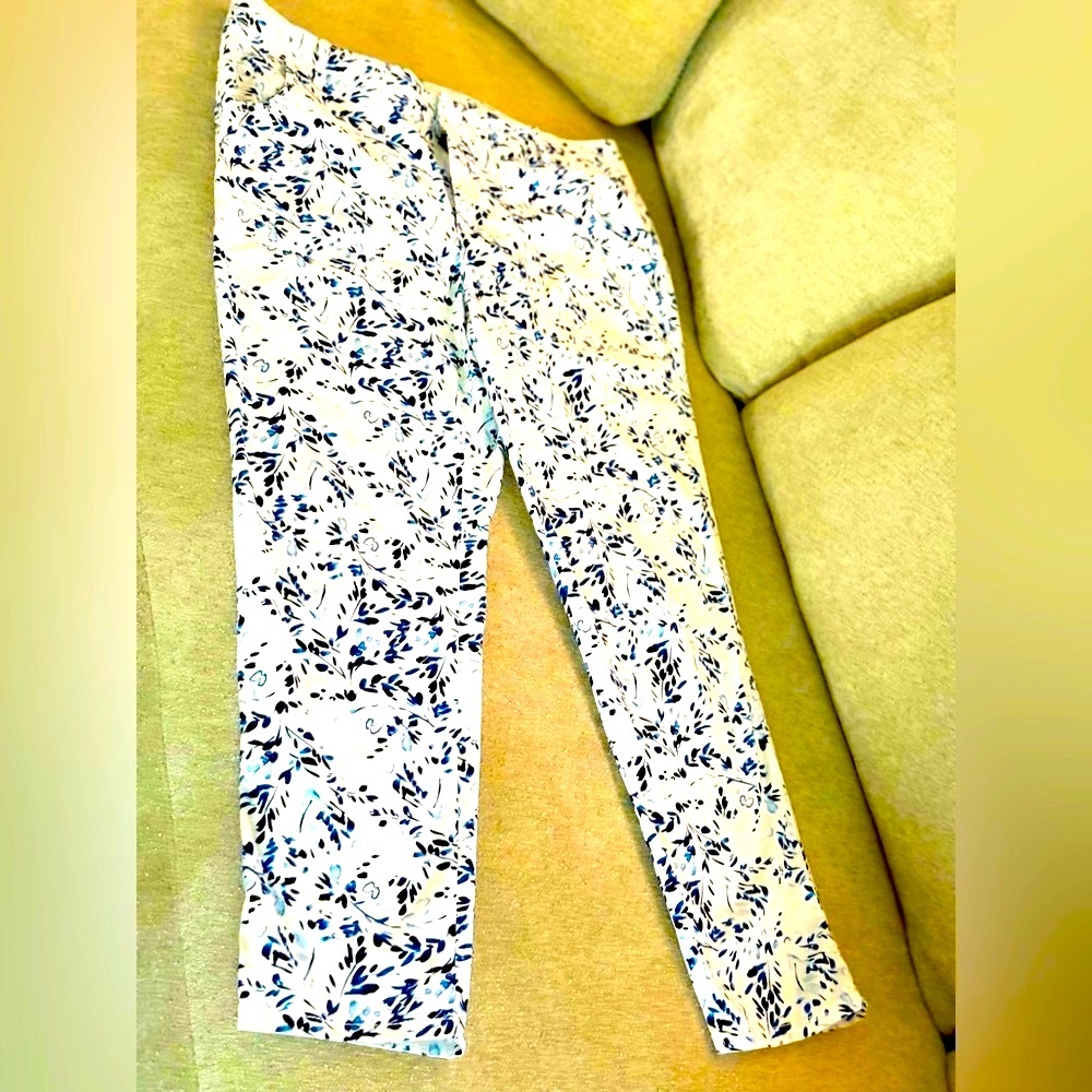 Liz Claiborne Crop pants blue white floral print
